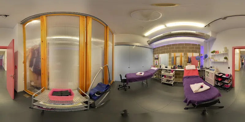 Centro de Formación Lourdes Crego Peluquería y Estética / Academia