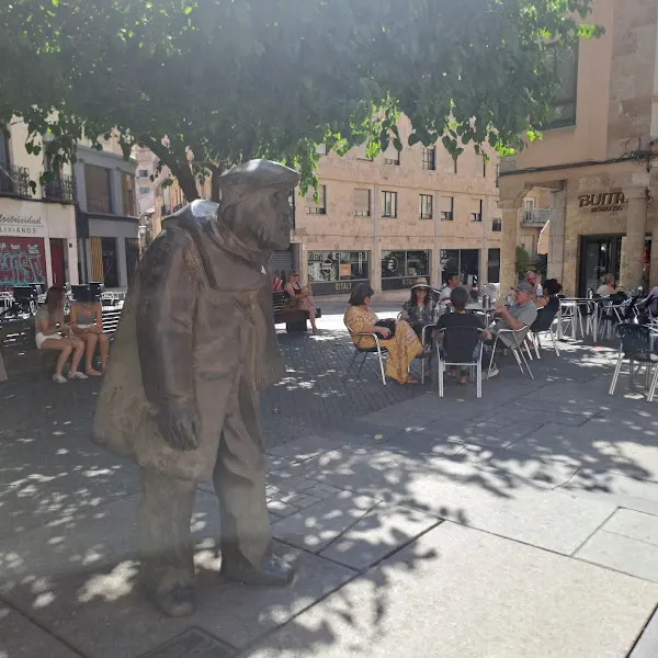 Monumento a Remigio González "el Poeta Adares"