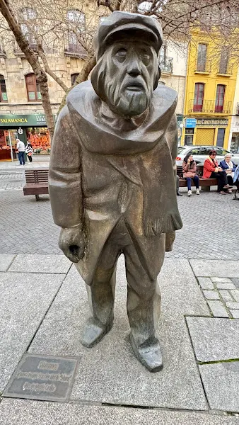 Monumento a Remigio González "el Poeta Adares" - Escultura en Salamanca - foto 2