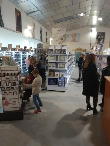 AGORA DISTRIBUCIONES - Tienda de productos de belleza en Villamayor - foto 2