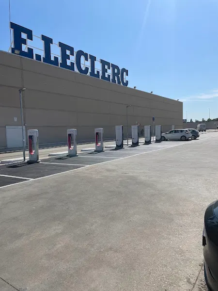 Tesla Supercharger - Estación de carga de vehículos eléctricos en Carbajosa de la Sagrada - foto 2