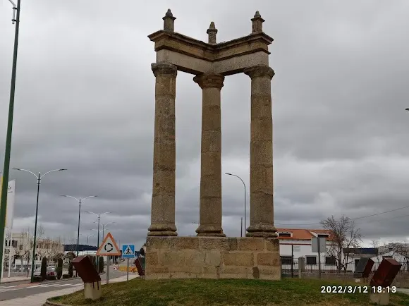 Tres Columnas - Ciudad Rodrigo
