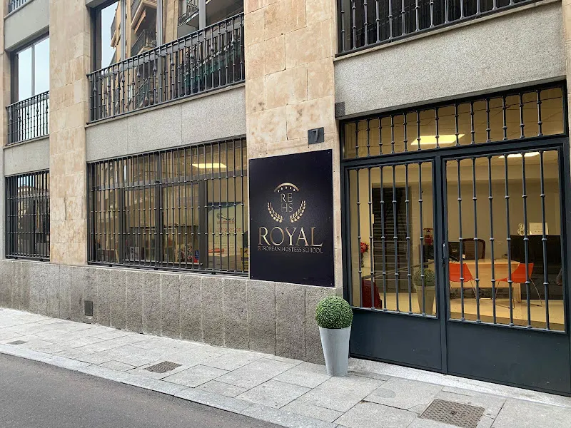 ROYAL EUROPEAN HOSTESS SCHOOL - Escuela de educación para adultos en Salamanca - foto 2