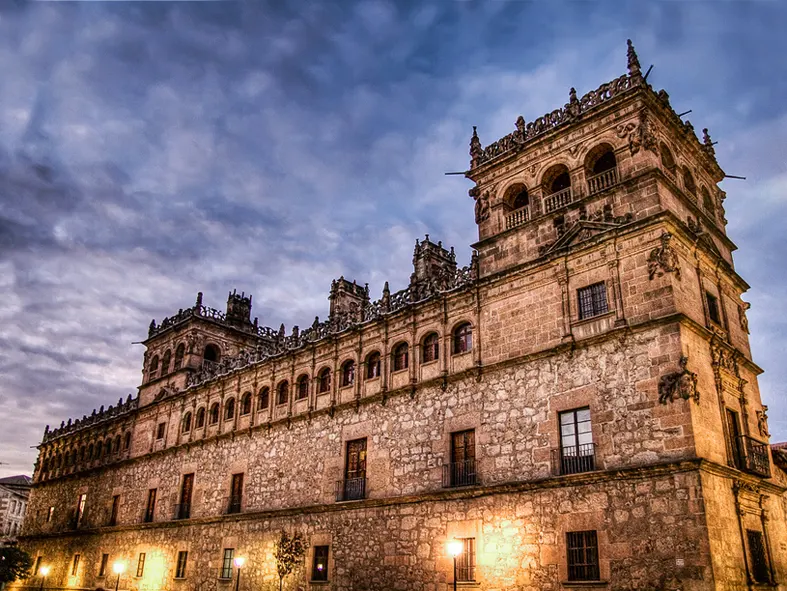Palacio de Monterrey. Casa de Alba. - Lugar de interés histórico en Salamanca - foto 3